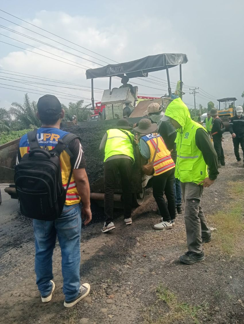 Warga Bersyukur jalan Kerasaan Sudah Di Hotmix