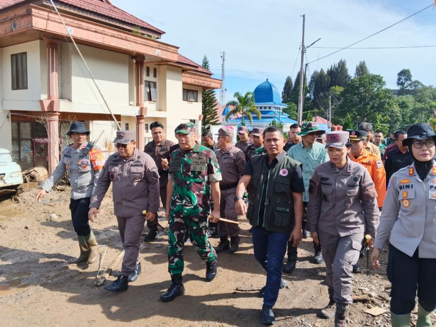 Bupati Solok Terima Kunjungan Pangdam XX/Tuanku Imam Bonjol, Danrem O32/Wirabraja dan Kajati Sumbar di Posko Darurat Bencana