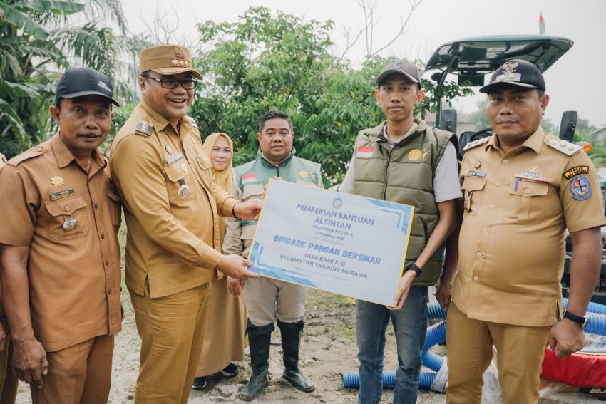 Keinginan Petani Terwujud, Bupati Tanam Bawang Bersama di Demplot Tanjung Morawa