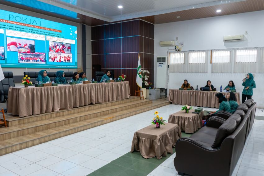 Ketua TP PKK menghadiri pertemuan bulanan TP PKK sekaligus mempersiapkan penilaian Lomba PHBS