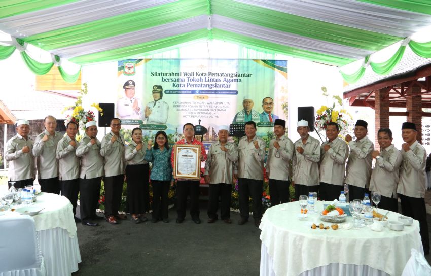 Wali Kota didampingi sejumlah Unsur Forkopimda menerima penghargaan sebagai Tokoh Toleransi dari FKUB Penghargaan