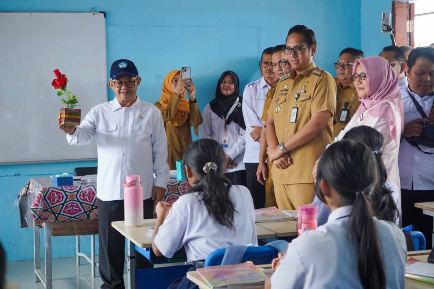 Bersama Mendikdasmen, Rico Waas Tinjau SMPN 16, Mebelair Rusak Diganti Tahun Ini