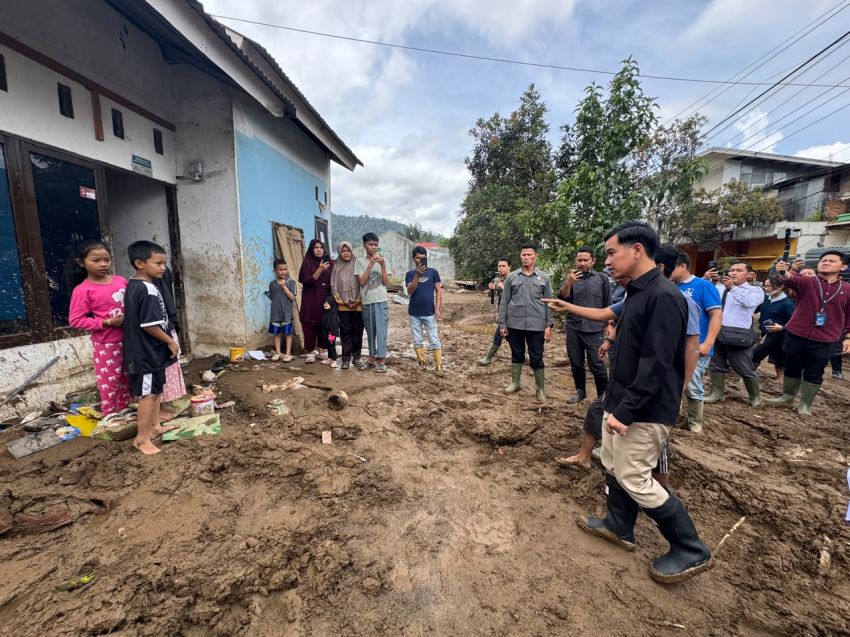 Wapres Temui Pengungsi Korban Banjir Bandang di Solok, dan Pastikan Keselamatan dan Kebutuhan Warga Terpenuhi.