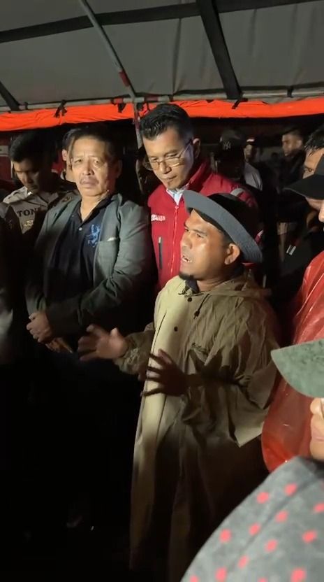 Galodo Terjang Arosuka, H. Candra dan Pimpinan DPRD Turun ke Tengah Warga.