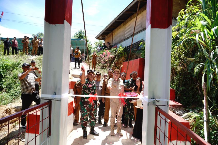 Bupati Pakpak Bharat Bersama Dandim 0206 Dairi Resmikan Jembatan Gantung