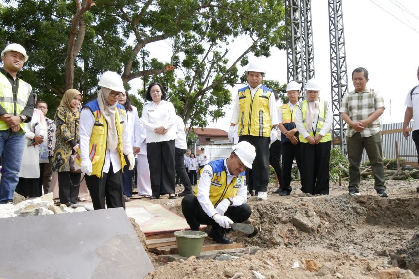 Wali Kota Mahyaruddin Salim Letakkan Batu Pertama Rehabilitasi Gedung RSUD dr Tengku Mansyur