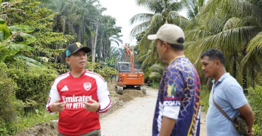 Minggu Tak Jadi Alasan, Bupati Palas Turun ke Desa Panarian dan Cek Jalan Menuju Hapung