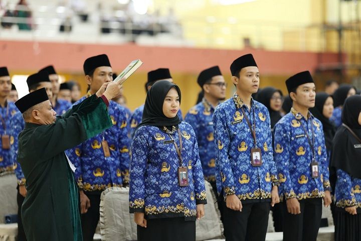 Wali Kota Solok Dr.Ramadhani Kirana Putra Serahkan Surat Keputusan Pegawai Negeri Sipil (PNS).