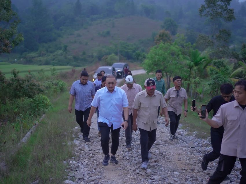 Jalan Rawang Sulit Air Penghubung Kabupaten Solok dan Kota Sawahlunto di Tinjau Wakil Ketua Komisi VI DPR RI Andre Rosiade