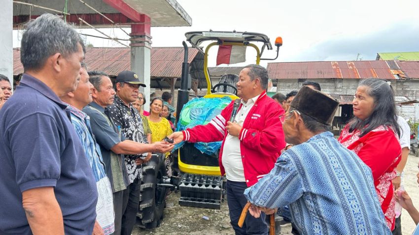 Dari Aspirasi Reses ke Lahan Pertanian, Rapidin Simbolon Serahkan Traktor untuk Petani