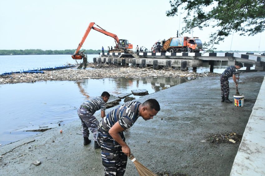Sambut HUT TNI ke - 81, Kodaeral I Belawan Gotong Royong di Ujung Dermaga Dengan Laut yang Bersih