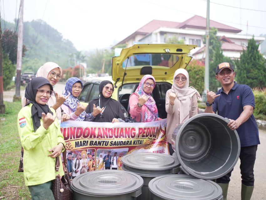 Bundo Kanduang Kabupaten Solok Salurkan Bantuan Untuk Beban Korban Galodo di Arosuka.