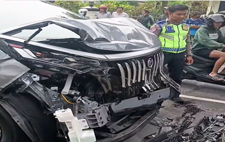 Mobil Mewah Tabrakan Beruntun di Jalan Sudirman, 3 Terluka