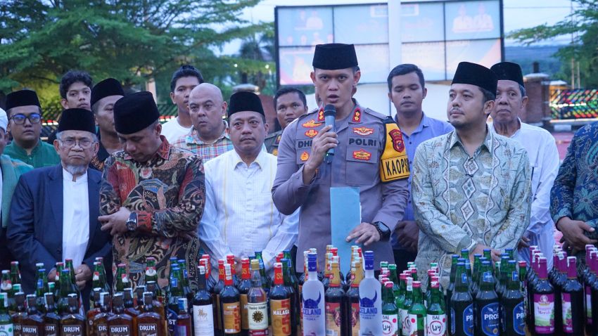 Kapolres Dhery Pimpin Pemusnahan 705 Botol Miras, Forkopimda dan Ulama di Paluta Kompak Jaga Kamtibmas