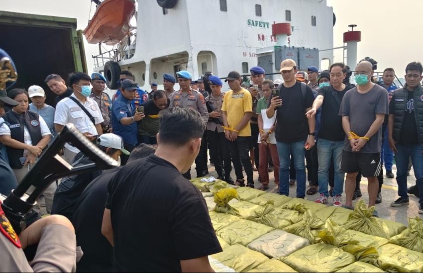 Tim Gabungan Bareskrim Polri & BNN Tangkap 8 Tsk & Barang Bukti Lebih Kurang 2 Ton Sabu di Pelabuhan Bandar Deli.