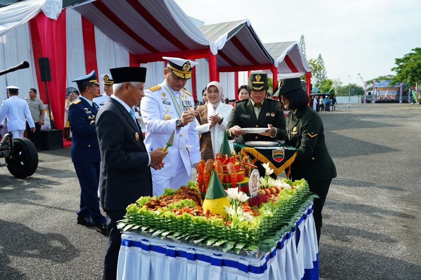 &lrm;703 Prajurit Getarkan Dermaga Belawan, TNI Kuat Bersama Rakyat