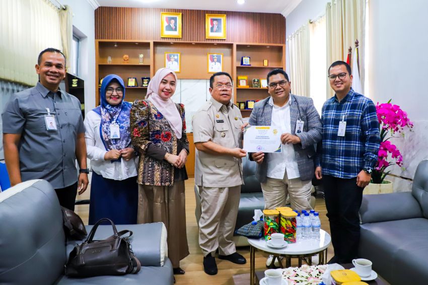 Walikota yang diwakili Kabag Perekonomian menyambut silaturahmi Area Manager BSI