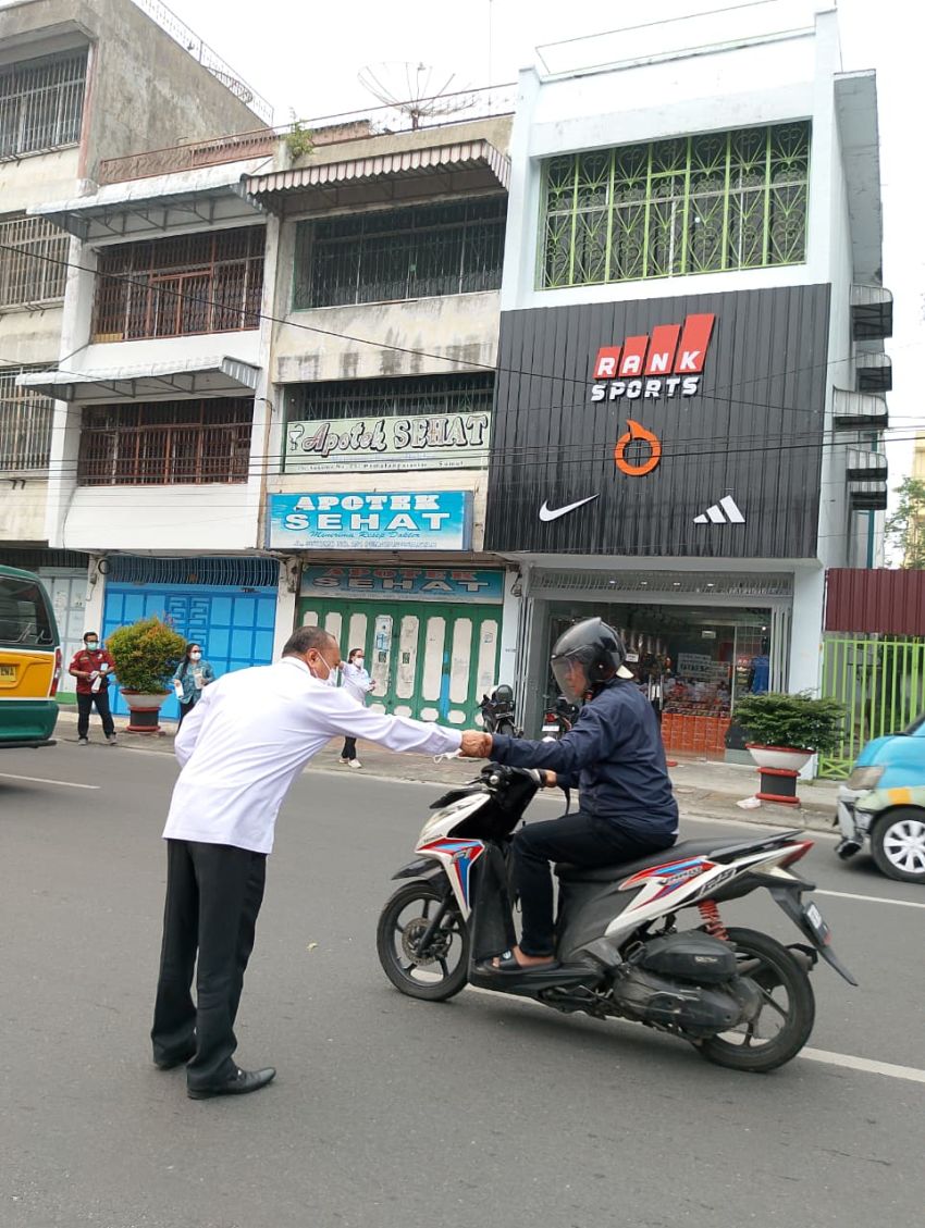 Dinkes Beri Tips Jaga Kesehatan Akibat Asap Karhutla, Bagikan Masker kepada Masyarakat