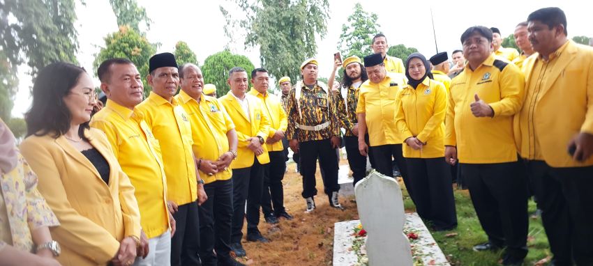 HUT ke-62 Golkar, Andar Amin Harahap Pimpin Ziarah ke Makam Pahlawan Medan