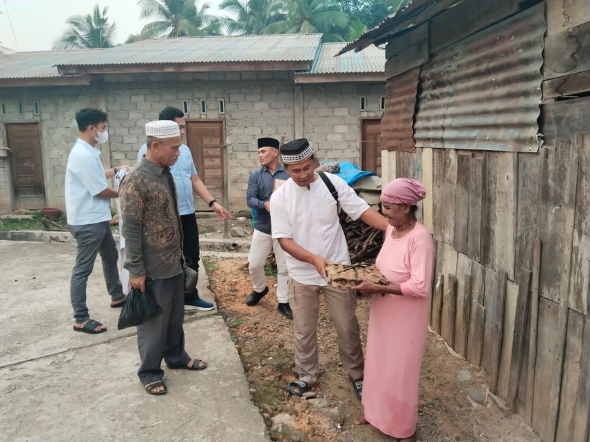 Wujudkan Polisi Bersama Masyarakat: Di Jumat Berkah, Kasat Reskrim Polres Palas AKP Irwansah Sitorus Datangi Nenek 80 Tahun Bawa Sembako