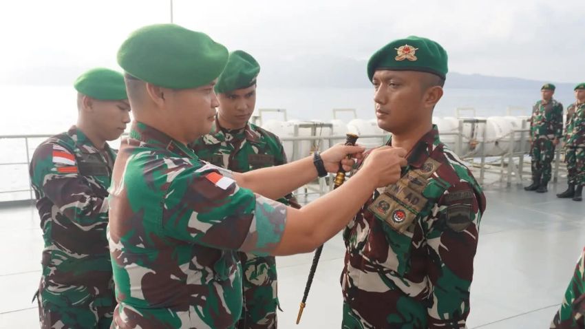 Unik! Upacara Kenaikan Pangkat Yonif 123/Rajawali Digelar di Atas KRI 522/Youtefa