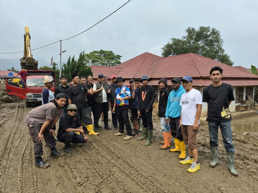 Puluhan Pemuda Salayo Gotong Royong Bersihkan Lumpur dan Selamatkan aset Dinas Pariwisata Kabupaten Solok