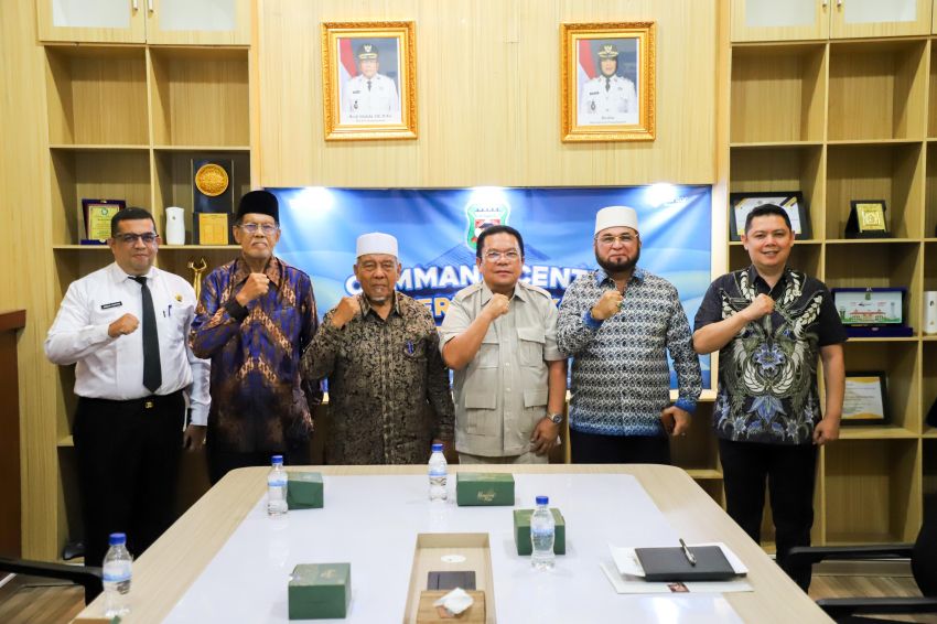 Wali Kota didampingi Staf Ahli Bidang Pembangunan menyambut silaturahmi DP MUI