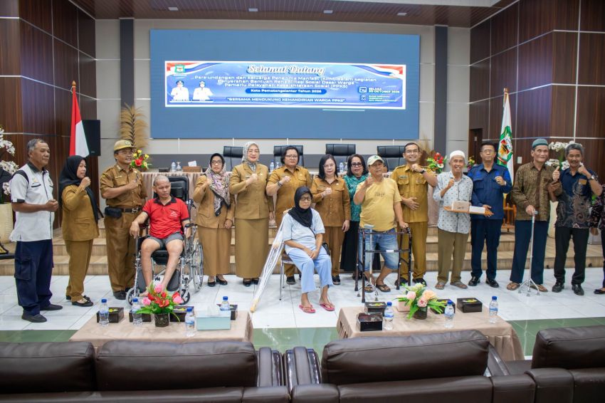 Wali Kota diwakili Staf Ahli Bidang menghadiri menyalurkan bantuan alat kesehatan kepada lansia dan penyandang disabilitas