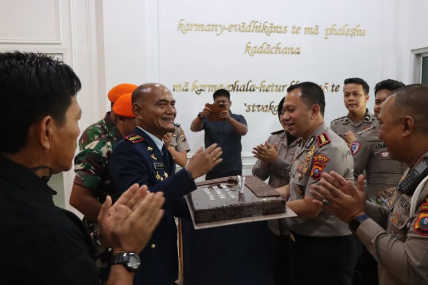 Wujud Sinergisitas TNI-Polri, Kapolrestabes Medan Sambangi Mako Menhanud 1 Pasgat pada Peringatan HUT Ke-81 TNI