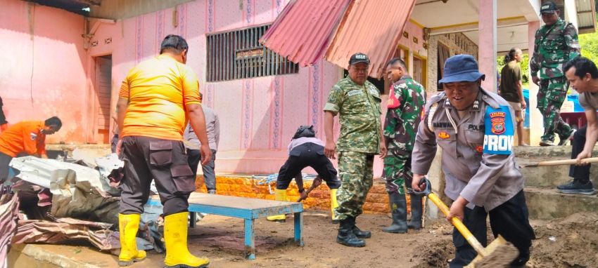 Banjir Terjang Hapesong Baru Tapsel, Polisi, TNI dan BPBD Gotong Royong Bersihkan Rumah Warga