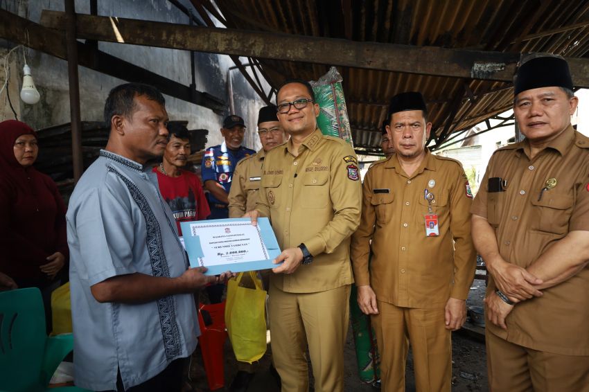 Wakil Wali Kota Tanjungbalai Serahkan Bantuan bagi Korban Kebakaran di Sirantau