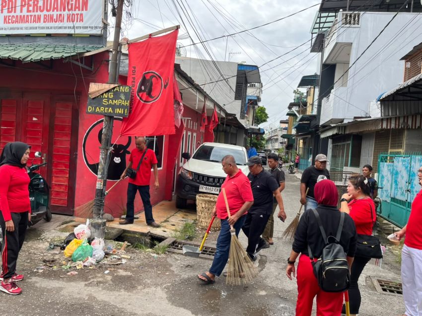 SAMBUT HARI SUMPAH PEMUDA KE-98 DPC PDI PERJUANGAN BINJAI GOTONG ROYONG BERSIHKAN SAMPAH