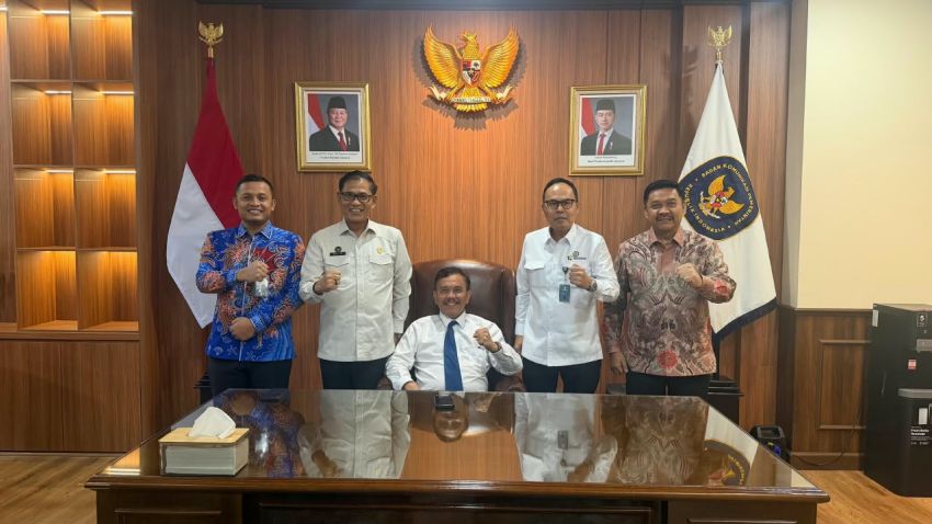 MEMADATKAN JARAK, MENGHADIRKAN NEGARA