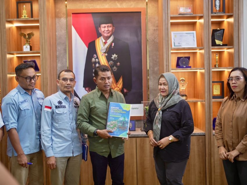 Bupati Solok Serahkan Dokumen R3P Bencana Banjir Bandang Arosuka kepada BNPB