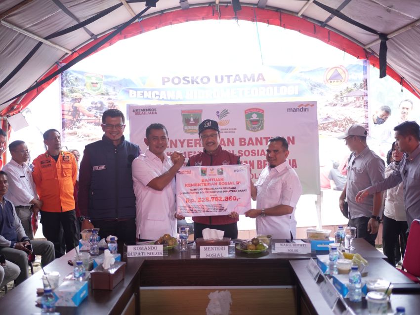 Kementerian Sosial RI Serahkan Bantuan Penanganan Bencana Senilai Rp358,86 Juta kepada Kabupaten Solok