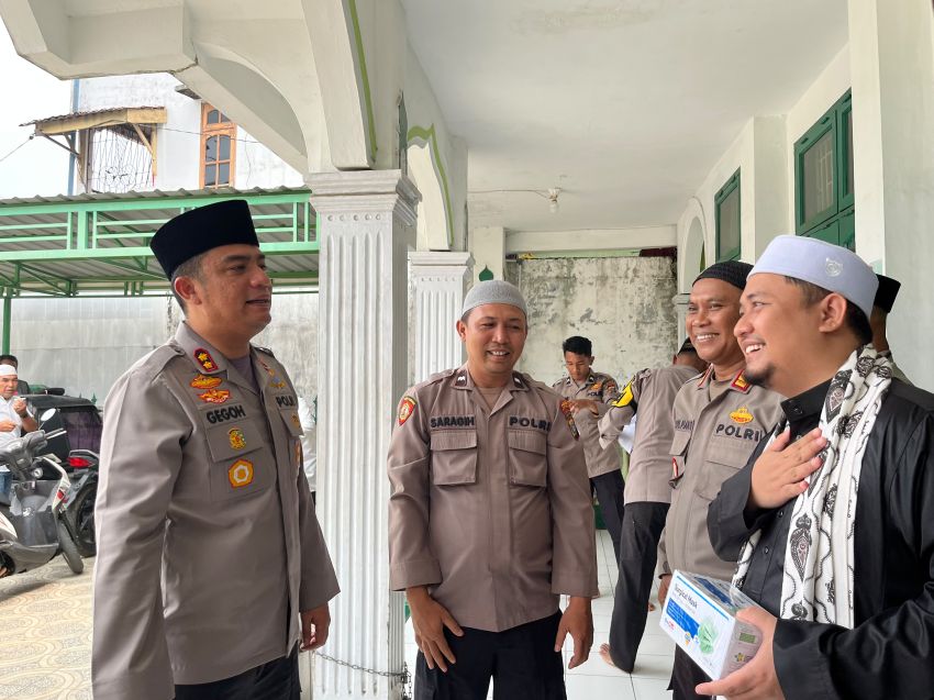 Jumat Keliling! Kapolres Padangsidimpuan Noval Desky Turun ke Masjid, Perkuat Silaturahmi, Cegah Narkoba, dan Bagikan Masker kepada Warga