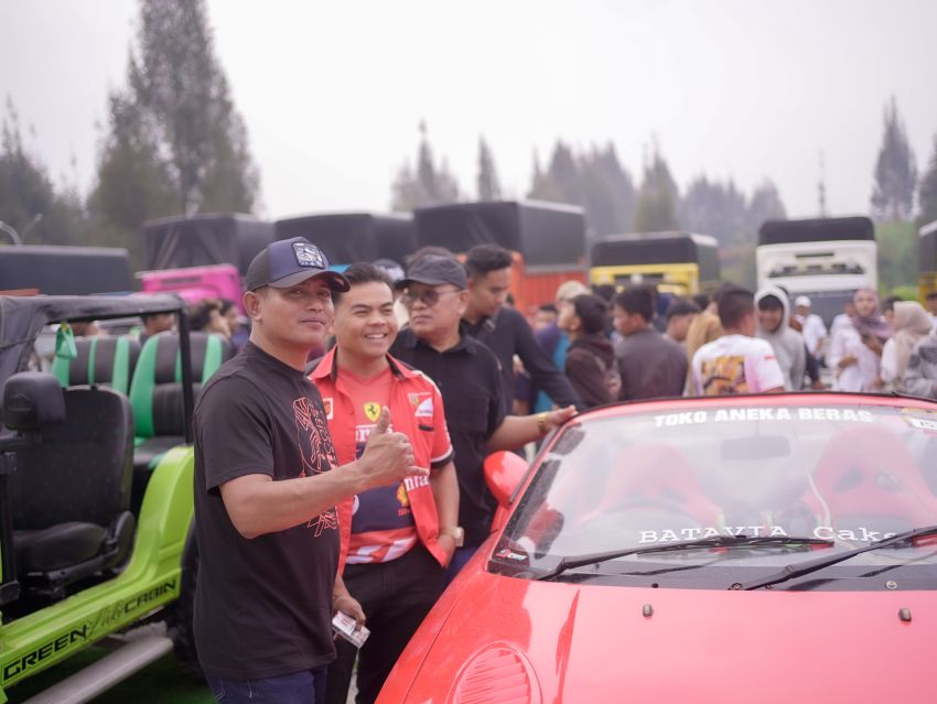 Bupati Solok Hadiri Swiss Van Sumatera Holiday Car Meet Up, Serahkan Piala untuk Mobil Terfavorit