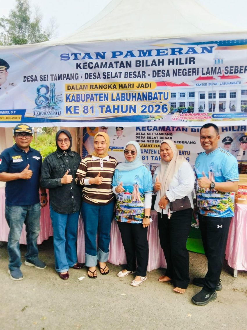 Hari Kedua HUT Pemkab Labuhanbatu, Bupati Didampingi Pj Sekda Kunjungi Stand Milik Pemerintah Desa