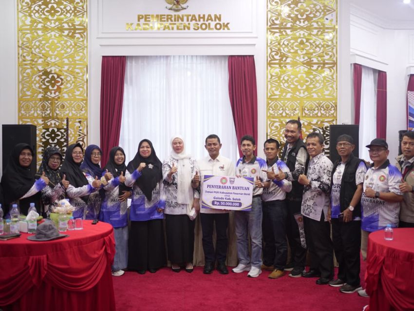 PGRI Dan Bunda Guru Pasaman Barat Serahkan Bantuan Bagi Korban Galodo