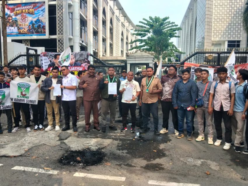 KAMMI Bakar Ban di DPRD Sumut, Desak Seleksi KPID Diusut dan Anggaran Sosper-Wasbang-Pokir Diaudit