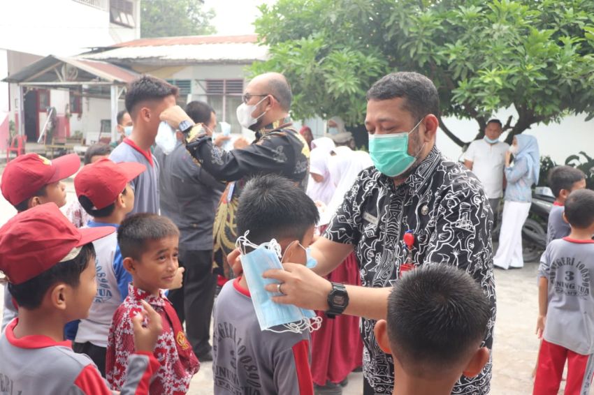 Dinkes, Disdik, dan BPBD Paluta Bersinergi, Ratusan Masker Dibagikan ke Sekolah