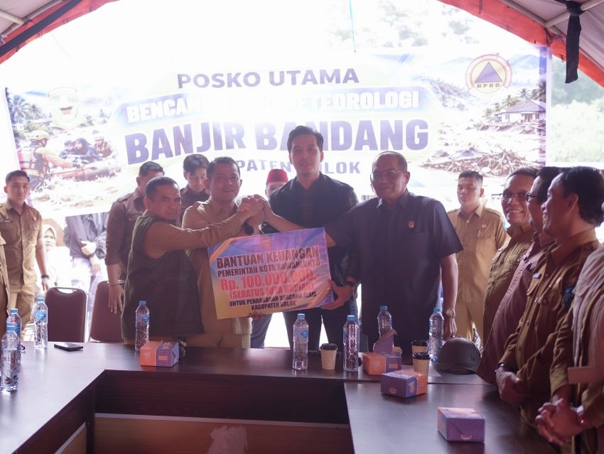 Wali Kota Sawahlunto Serahkan Bantuan Rp100 Juta untuk Korban Banjir Bandang Arosuka