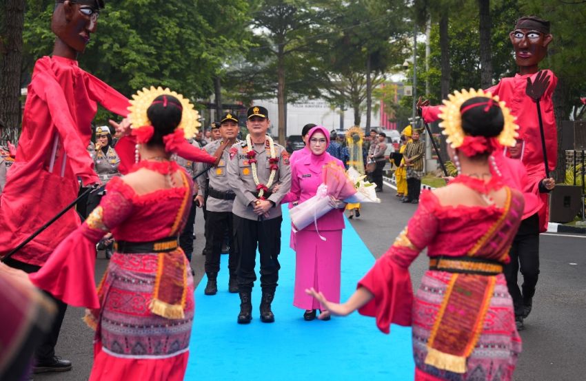Resmi Pimpin Polda Sumut, Irjen Pol Sonny Irawan Disambut Ulos dan Tarian Tradisional