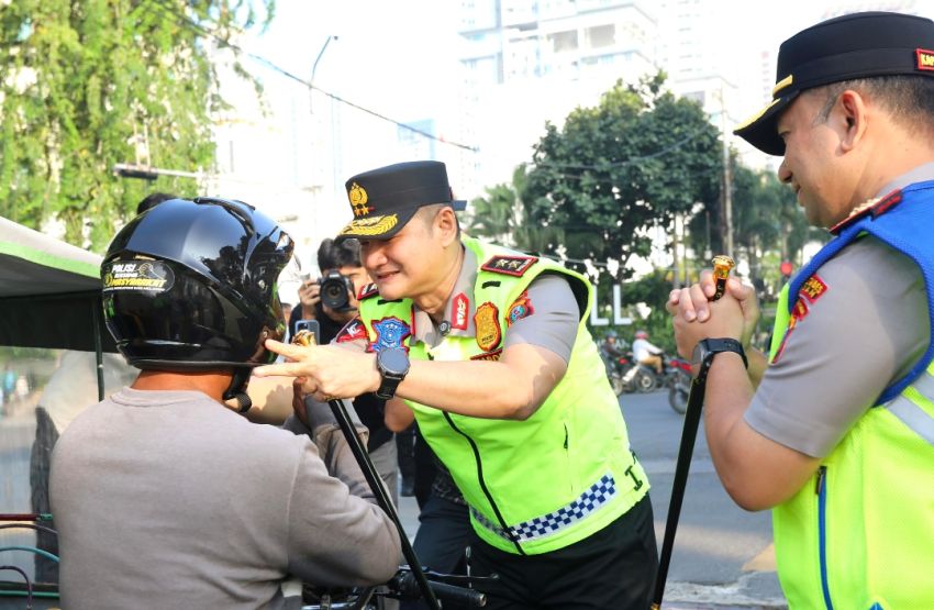 Peduli Keselamatan Pengendara, Kapolda Sumut Turun Langsung Bagikan Helm dan Imbau Tertib Lalu Lintas