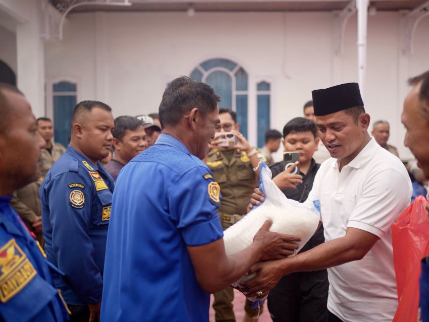 Bupati Solok Serahkan Reward kepada 187 Petugas Satpol PP dan Damkar
