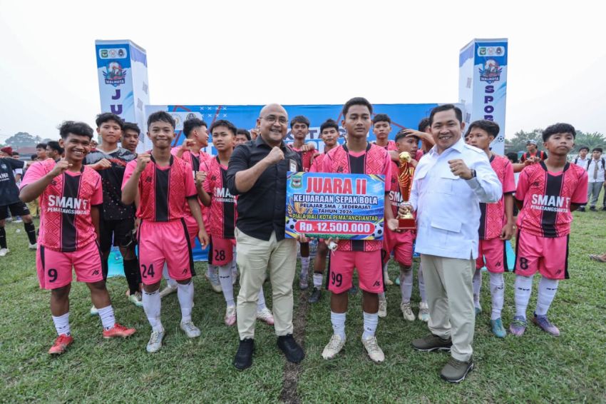 Wali Kota bersama Ketua DPRD dan perwakilan Unsur Forkopimda menghadiri Penutupan Kejuaraan Sepak Bola Antar Pelajar SMA/Sederajat