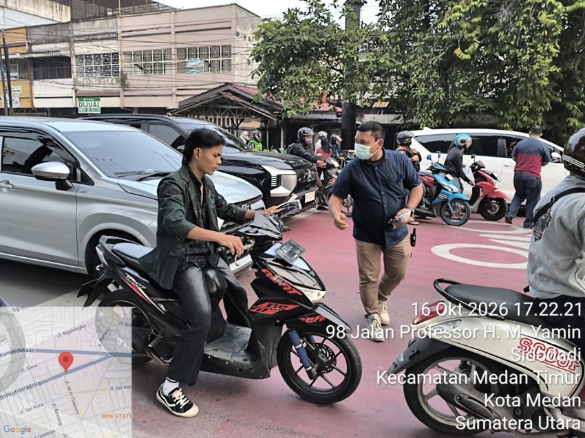Peduli Kesehatan Warga, Lurah Sidodadi Hendra Kurniawan Turun Langsung Bagikan Masker di Jalan HM Yamin