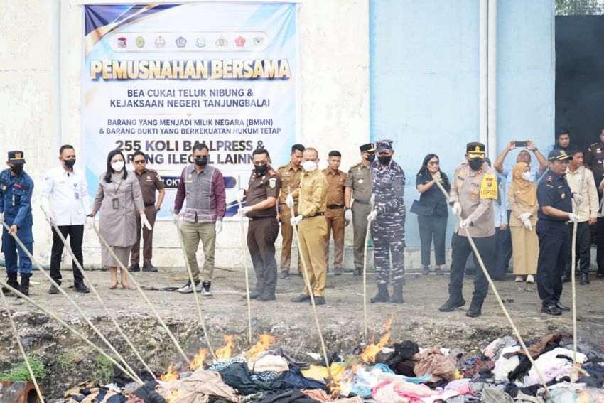 Ratusan Ribu Rokok Ilegal dan Ballpress Dimusnahkan, Nilai Barang Capai Rp745 Juta
