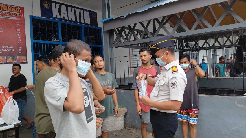 Cegah Gangguan Pernapasan, Lapas Kelas IIB Padangsidimpuan Bagika nMasker kepada Warga Binaan