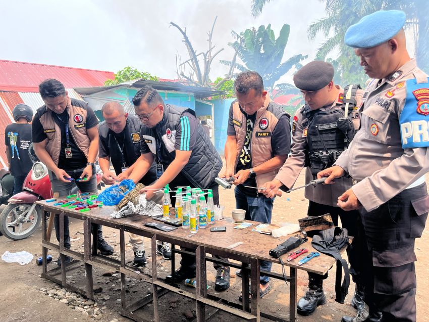 Gerebek Markas Narkoba Mencirim Kampung, Bandar Disergap dan Pistol Hingga Sejumlah Sajam Disita